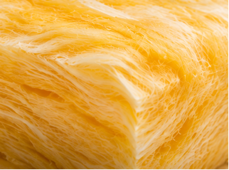 Gros plan sur les fibres jaunes d’un isolant.