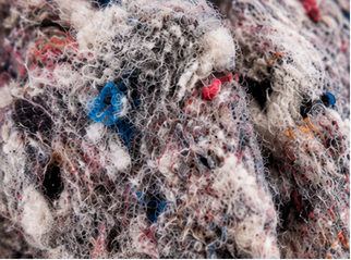 Gros plan sur un isolant composé de fibres textiles multicolores.
