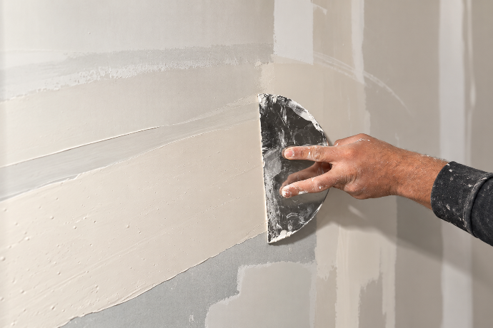 Application d’un enduit sur les joints de plaques de plâtre.