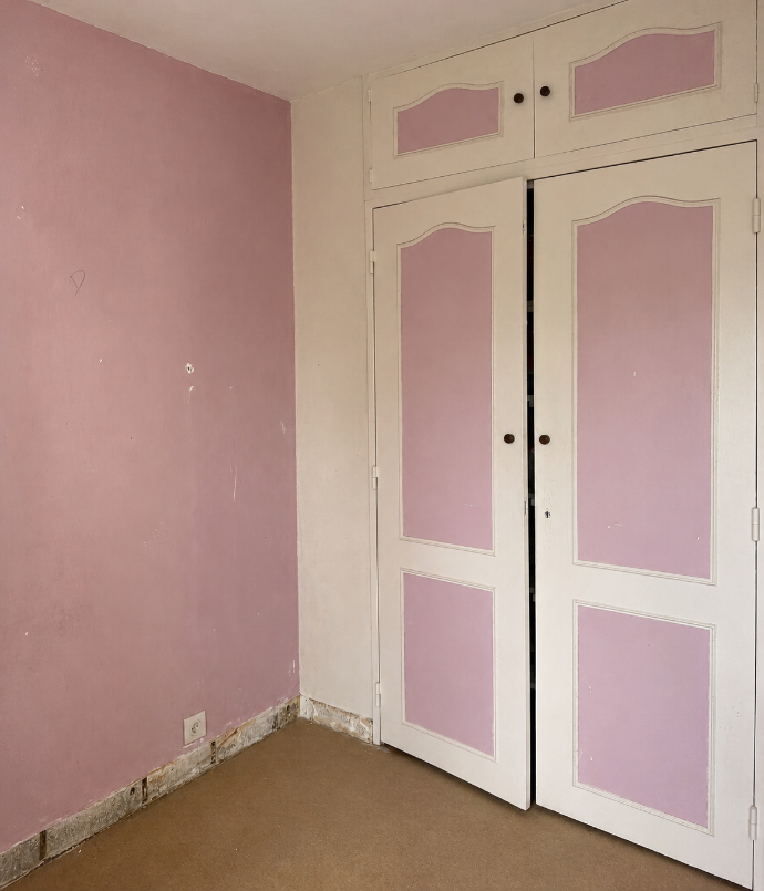 Placard et mur en plaques de plâtre avant peinture et finition.