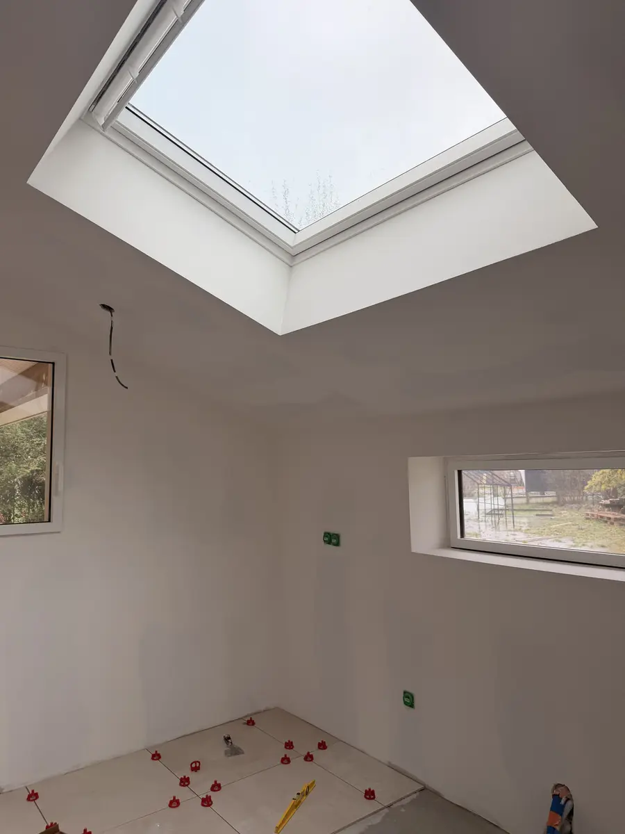 Plafond et murs jointoyés autour d’une fenêtre de toit.