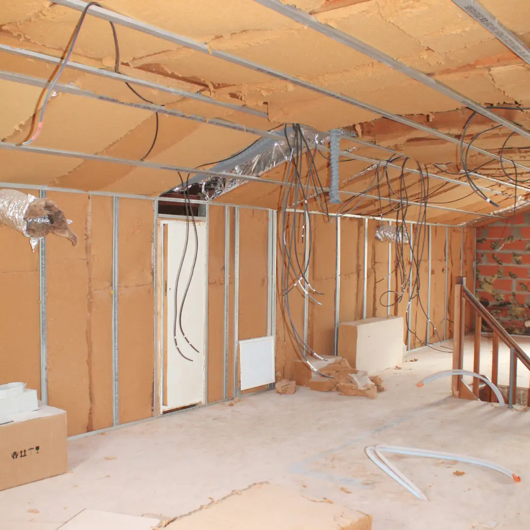 Ossature métallique de cloisons et de plafond dans une maison en chantier.