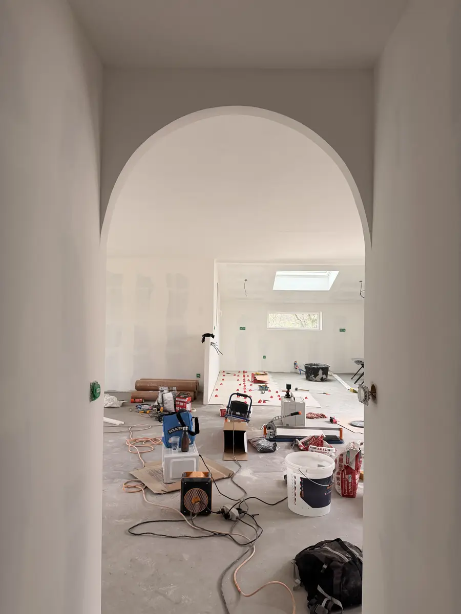Passage arrondi entre deux pièces en rénovation.