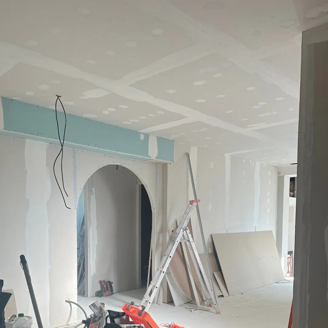 Plafond et ouverture cintrée en plaques de plâtre avant finition.