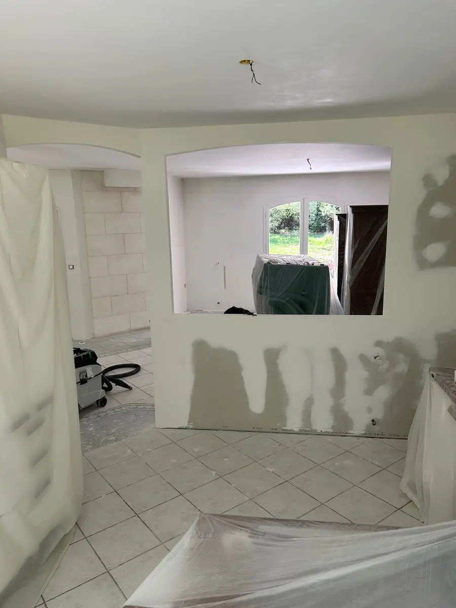 Cloison avec une ouverture rectangulaire avant peinture.