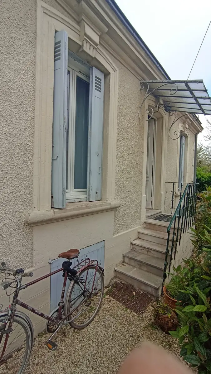 Mur extérieur avec des reprises d’enduit autour d’une fenêtre.