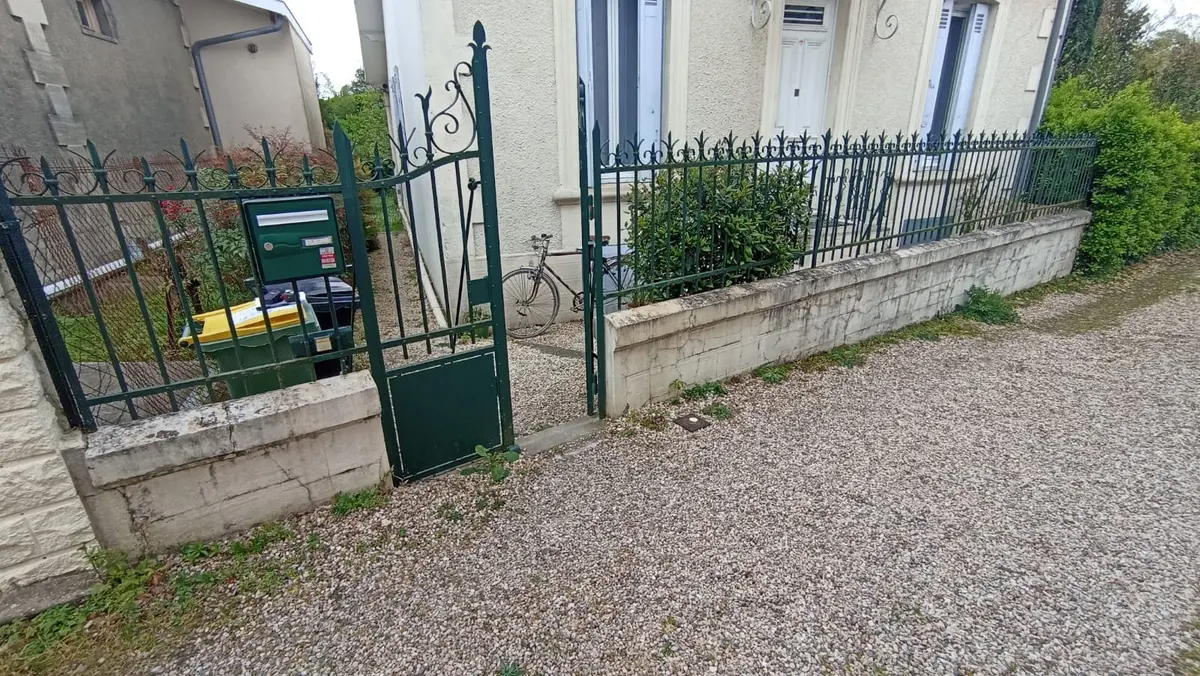 Muret et clôture d’une maison avant finition extérieure.