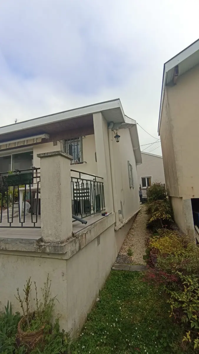 Vue latérale d’une terrasse avec des reprises visibles sur le mur de façade.
