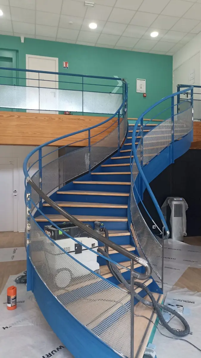 Escalier métallique bleu avant remise en peinture.