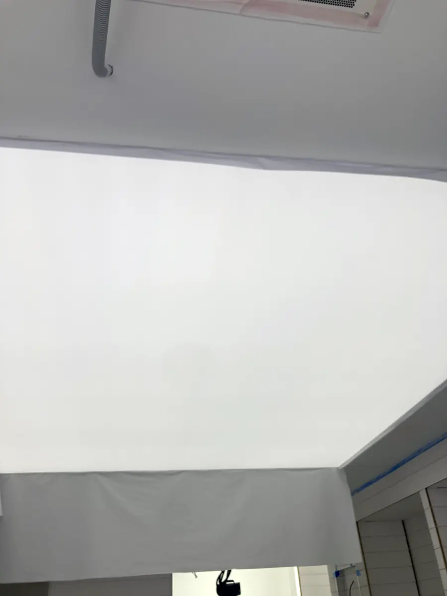 Plafond blanc et retombées grises après finition.