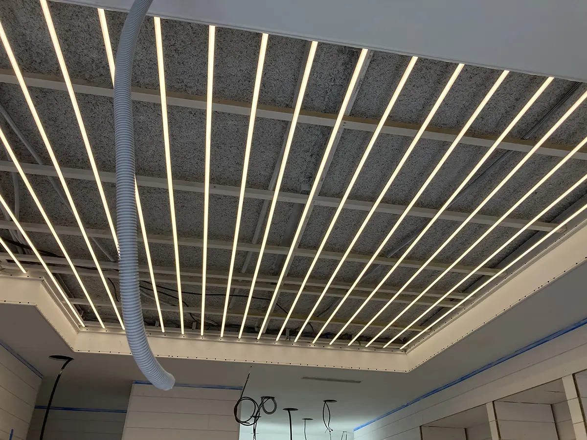 Vue rapprochée d’une ossature de plafond avant fermeture.