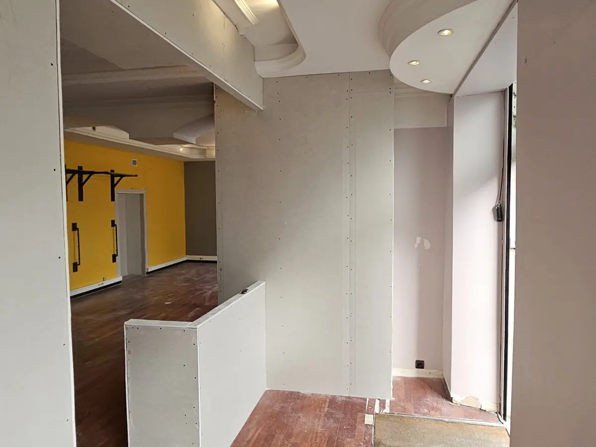 Local professionnel en travaux avec des cloisons partiellement préparées.