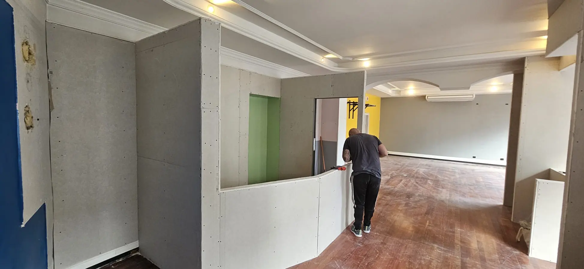 Grande pièce de local professionnel en cours de rénovation.