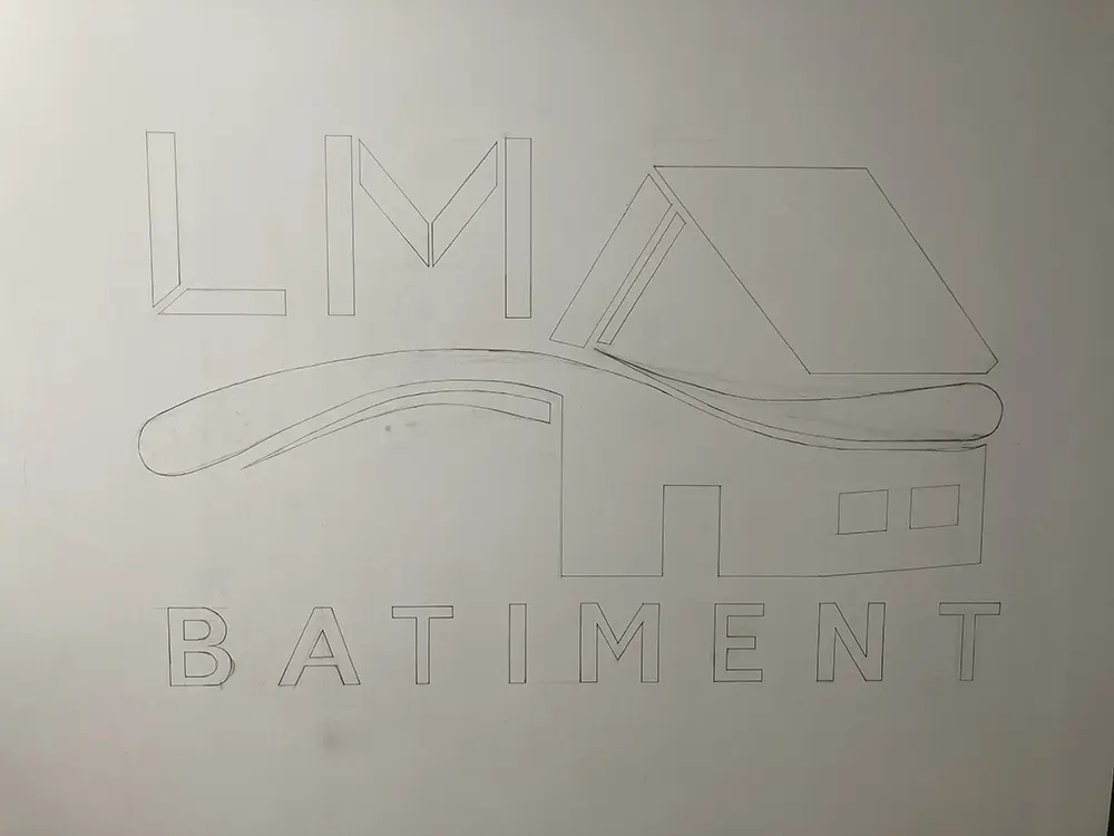 Tracé préparatoire du logo LM Bâtiment sur un mur.