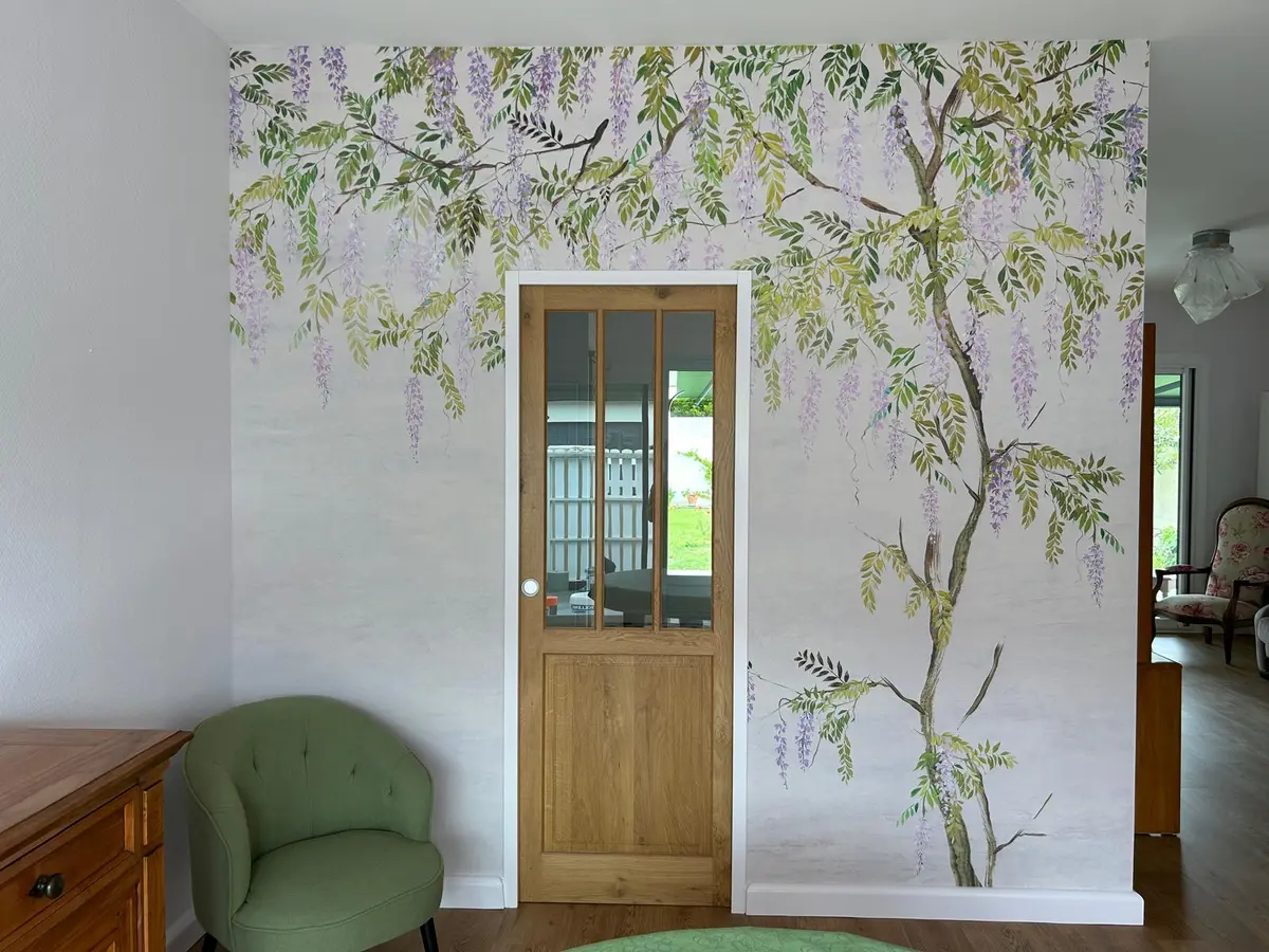 Papier peint végétal autour d’une porte intérieure en bois.