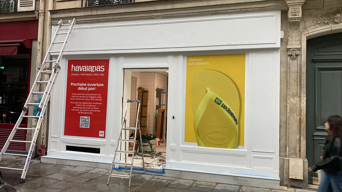 Devanture d’un commerce avec des éléments de façade blancs et jaunes.